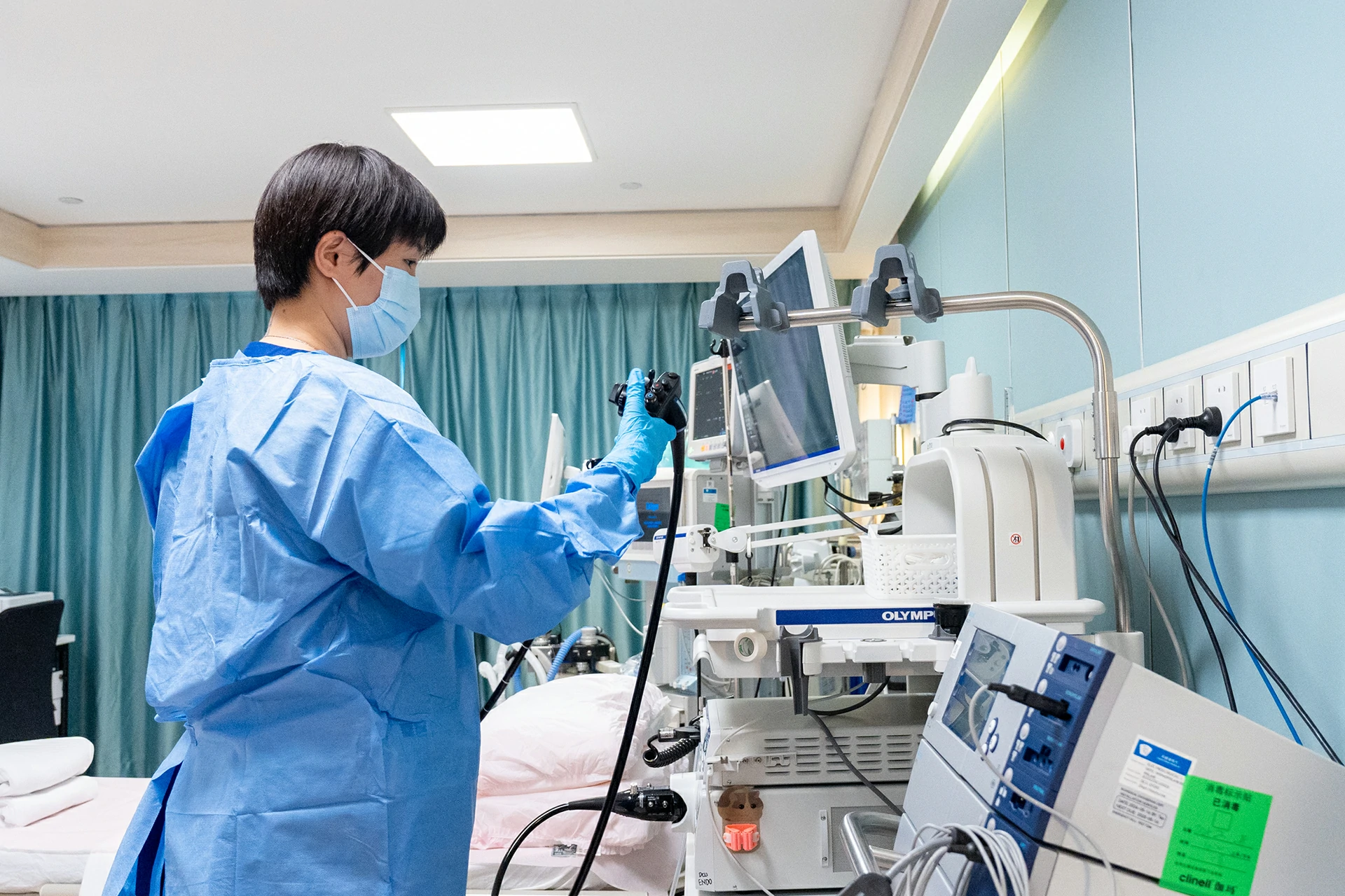 Specialist Operating Advanced Diagnostic Equipment